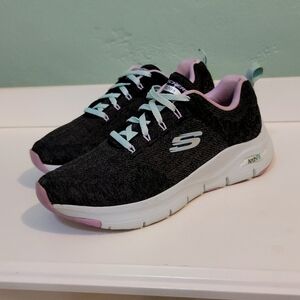 SKECHERS